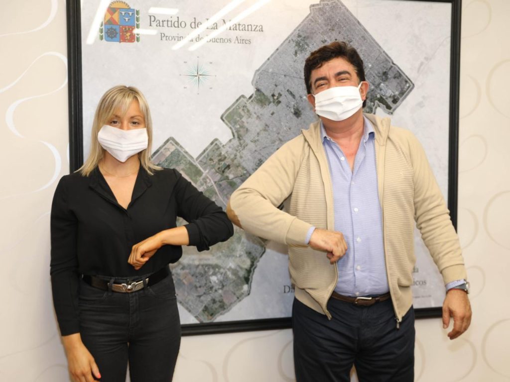ESPINOZA-SE-SALUDA-DE-CODITO-CON-PAMELA-LOISI