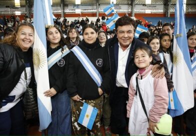 FERNANDO ESPINOZA PRESIDIÓ LA EMOTIVA PROMESA DE LEALTAD A LA BANDERA ARGENTINA DE MILES DE CHICAS Y CHICOS