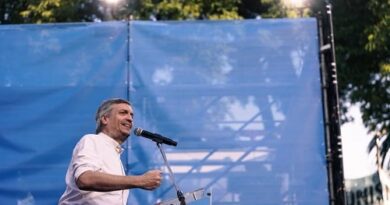 MULTITUDINARIO BANDERAZO EN PARQUE LEZAMA PARA EXIGIR LA LIBERTAD DE CRISTINA KIRCHNER