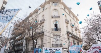 MILITANTES PERONISTAS SE MOVILIZARON A LA CASA DE CRISTINA