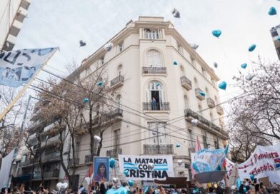 MILITANTES PERONISTAS SE MOVILIZARON A LA CASA DE CRISTINA